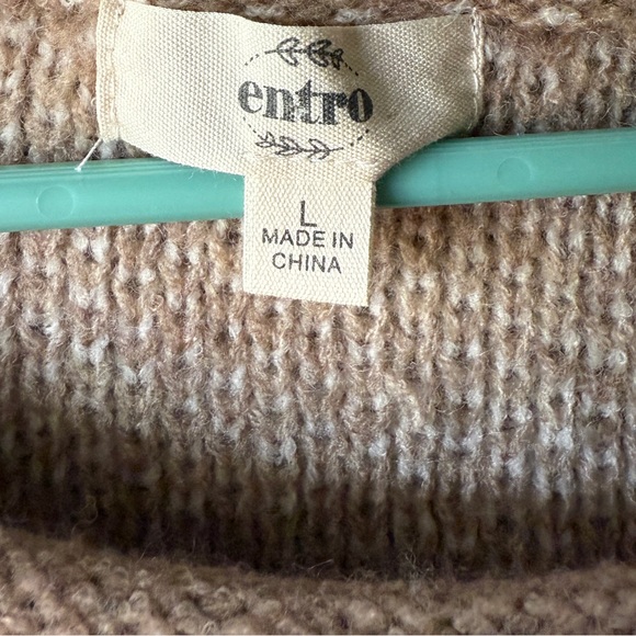 Entro Tan Sweater with Starburst Design - Picture 3 of 11